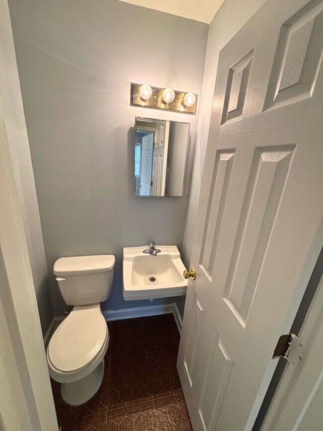 Building Photo - 2 Bedroom Brick House with Large Yard & St...