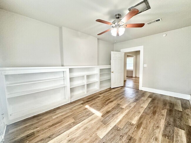 Building Photo - 2613 N Elm St