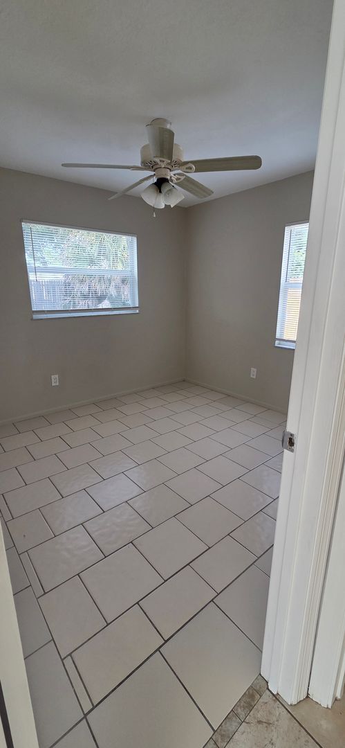 Building Photo - 2/1 Home in suberb location, pet friendly!