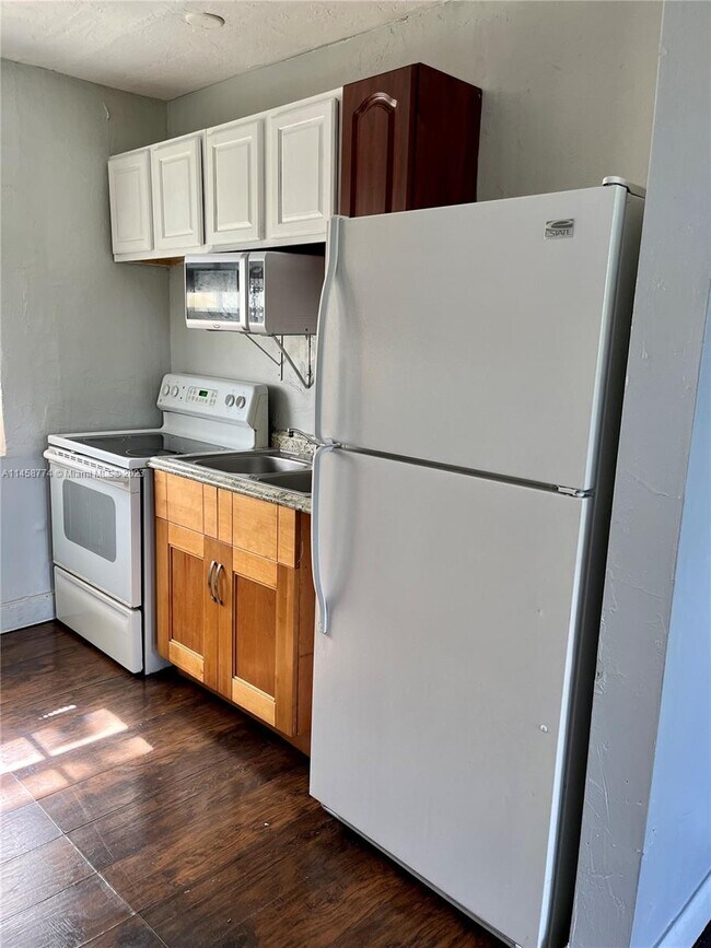 Building Photo - 5010 Pembroke Rd