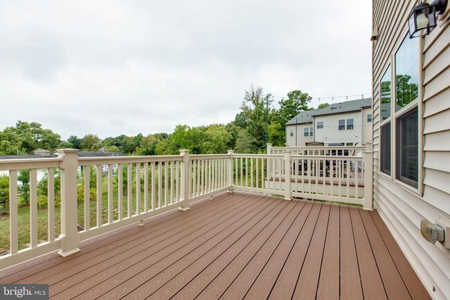 Building Photo - 7912 N Gladden Farm Way