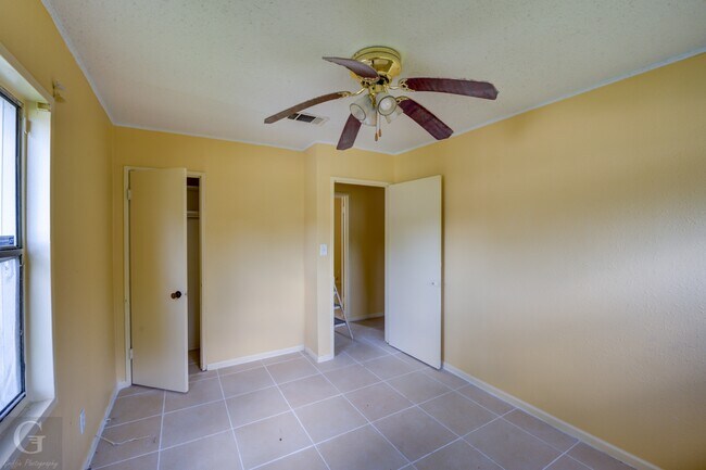 Building Photo - 3051 Amherst St