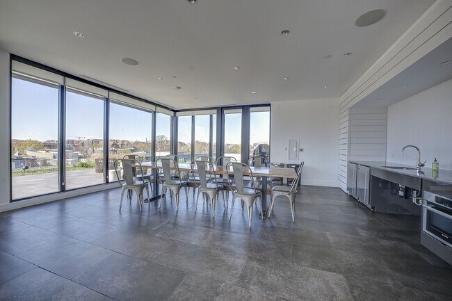 Building Photo - Stunning Penthouse w/ Private Terrace & Pa...