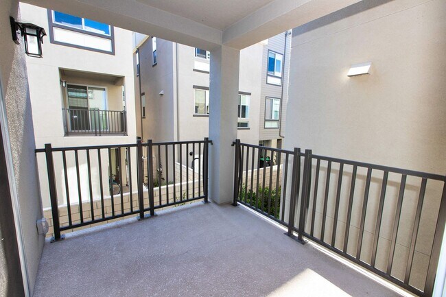 Building Photo - 1625 Hampton Dr