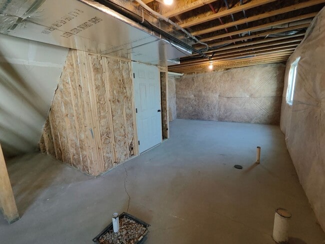 Building Photo - Spacious 4 bed/2.5 bath Home!
