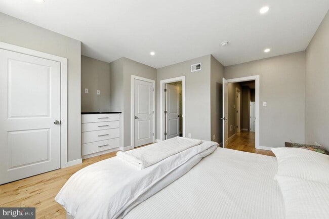 Building Photo - 1937 Dickinson St