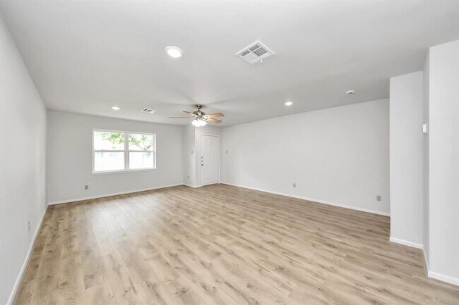 Building Photo - 9615 Meadowvale Dr