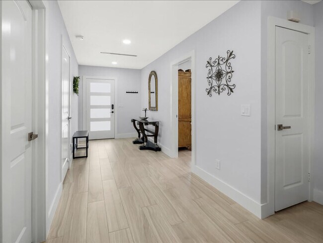 Building Photo - 692 106th Ave N