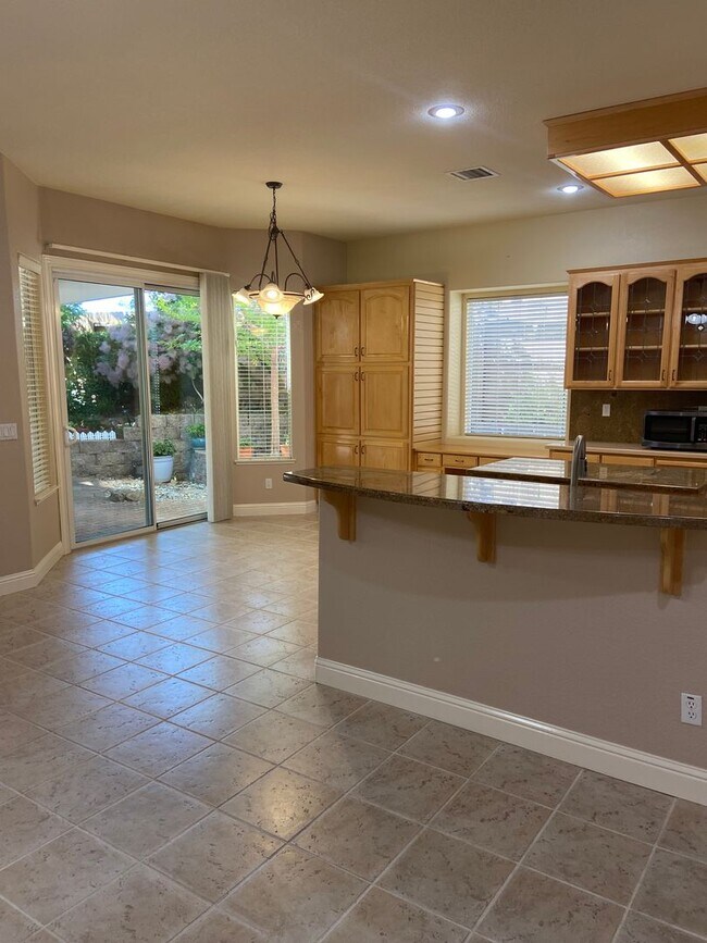 Building Photo - Broadstone Solar Home - 5 Bdrms, 4 Baths