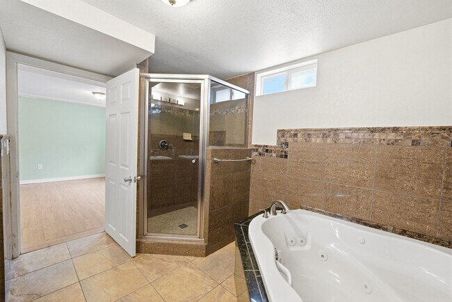 Building Photo - 5 bedroom, 3 1/2 bath, home with two master suites and 2 car garage.