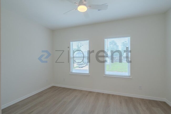 Building Photo - Unit