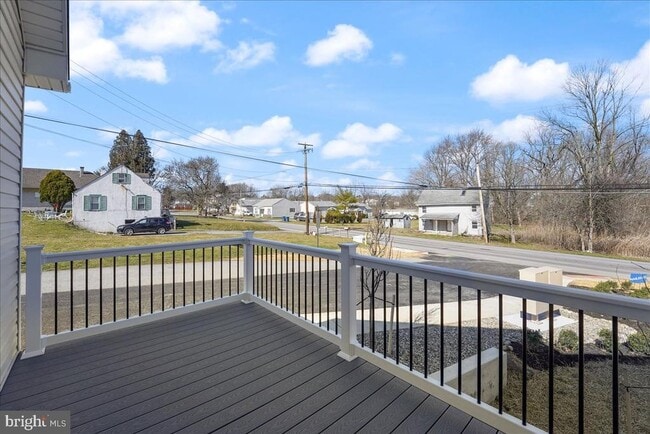 Building Photo - 552 Creek Rd