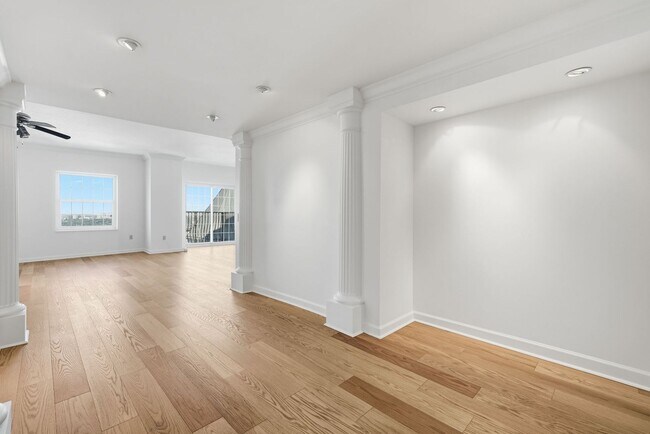 Building Photo - Penthouse Living in Midtown!