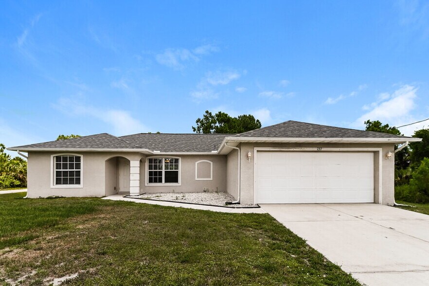 Primary Photo - 737 Almelia St E