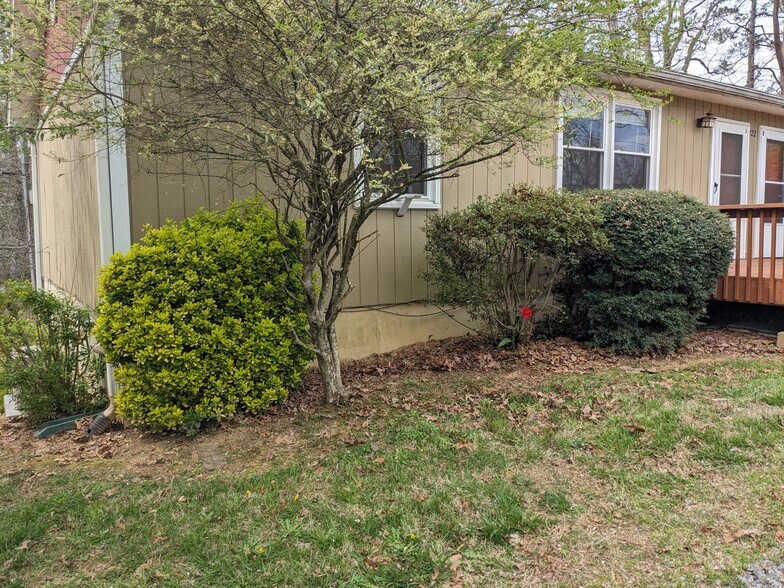 Building Photo - 722 Ridge Rd