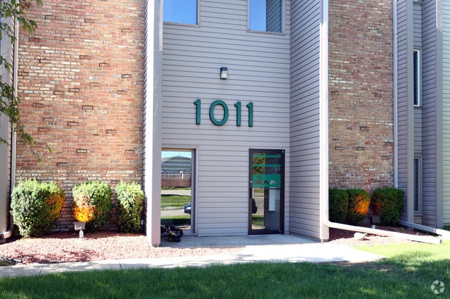 Building Photo - SELLING ON 9/4/2026 Maple Apartments