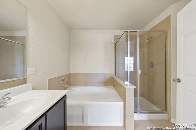 Building Photo - 4 Bedroom/2.5 Bath Mesa Creek Subdivision