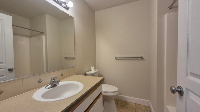 Building Photo - 3 Bedroom 2.5 Bath Town-Home in Gresham ne...