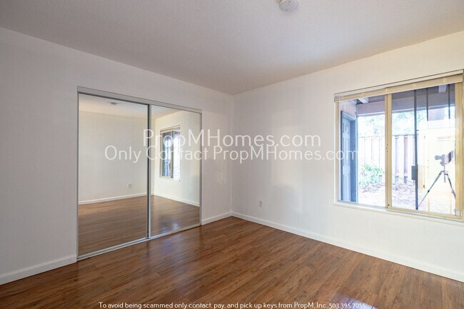 Building Photo - Charming Two Bedroom Unit in North Tabor!