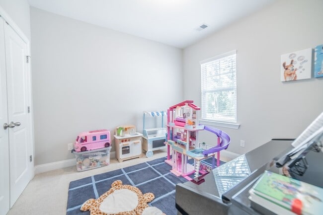 Building Photo - Coming Available! 3 Bedroom, 2.5 Bath Townhome!