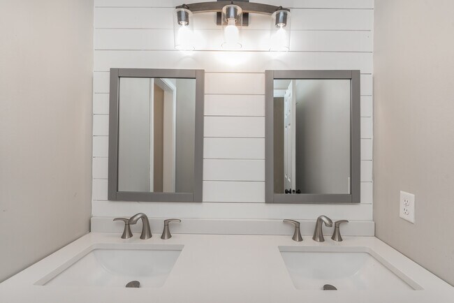 Building Photo - 8238 Li Fair Dr