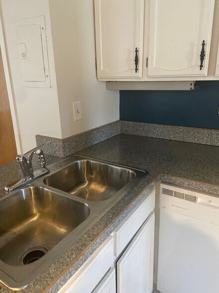 Building Photo - 590 Logan St