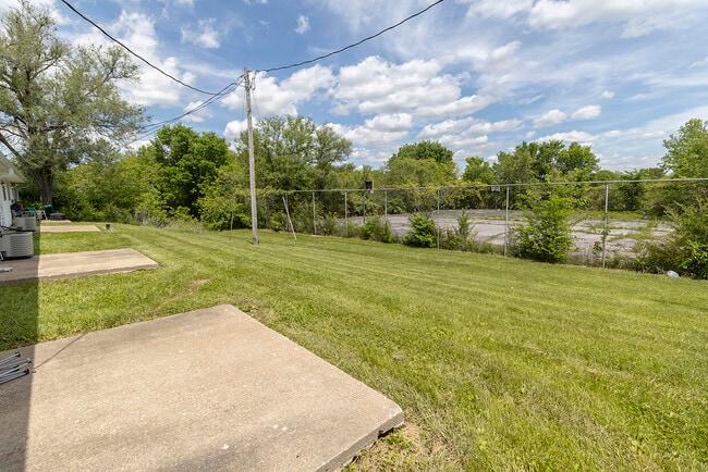 Building Photo - 701 W Cunningham Dr