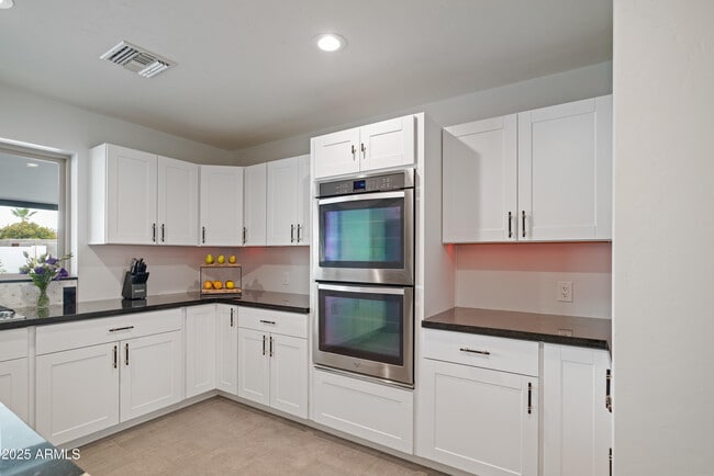 Building Photo - 2546 N 69th Pl