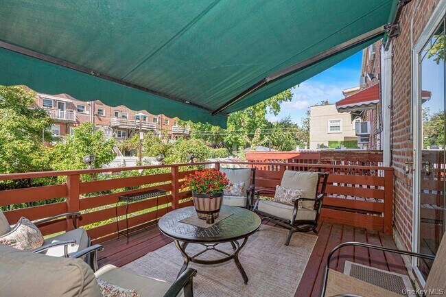 Building Photo - 2433 Young Ave