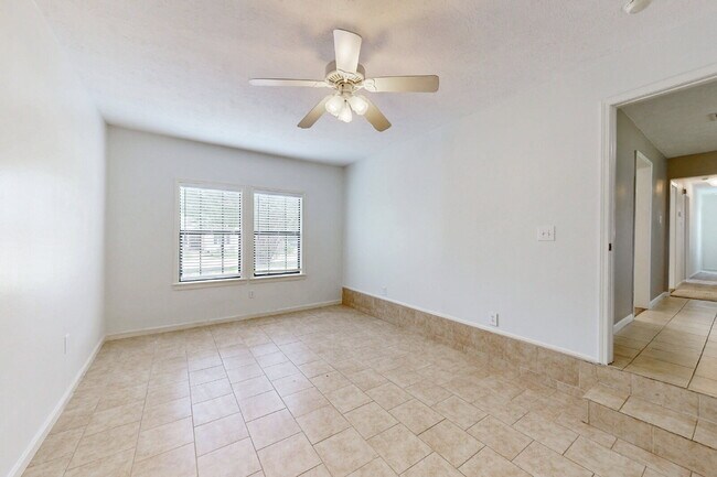 Building Photo - 2304 Staunton Dr