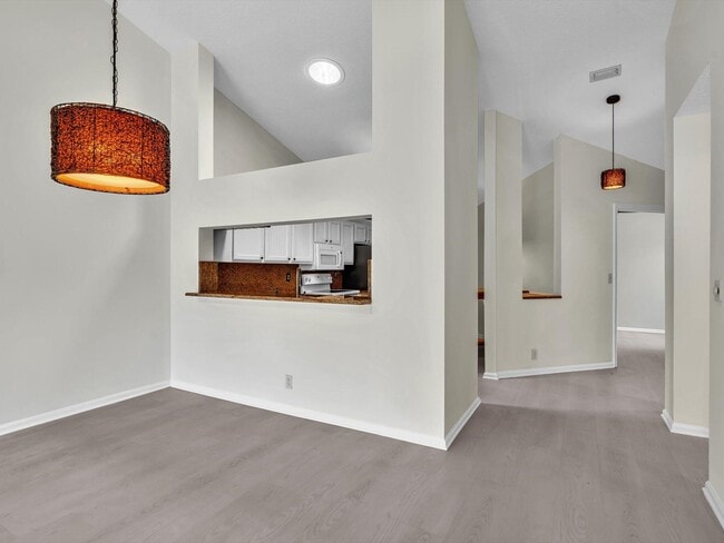 Building Photo - 330 Eastwood Terrace