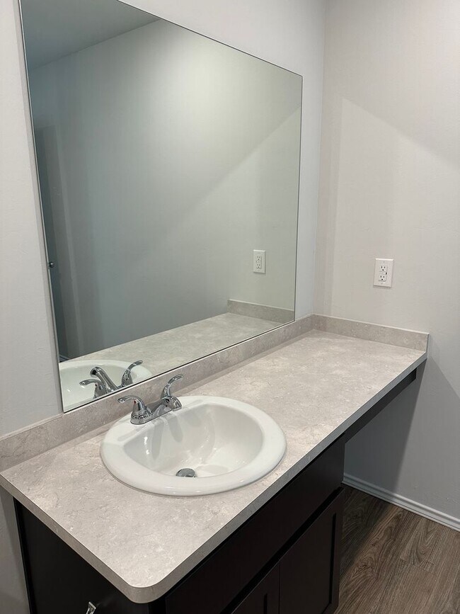 Building Photo - Pre-Leasing Now! Comfortable 3-Bedroom, 2-Bath Home in Shadow Valley