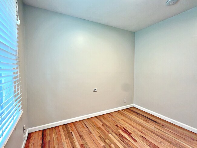 Building Photo - 12820 SW Edgewood St