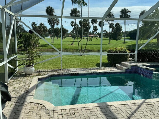 Building Photo - 652 W Palm Aire Dr