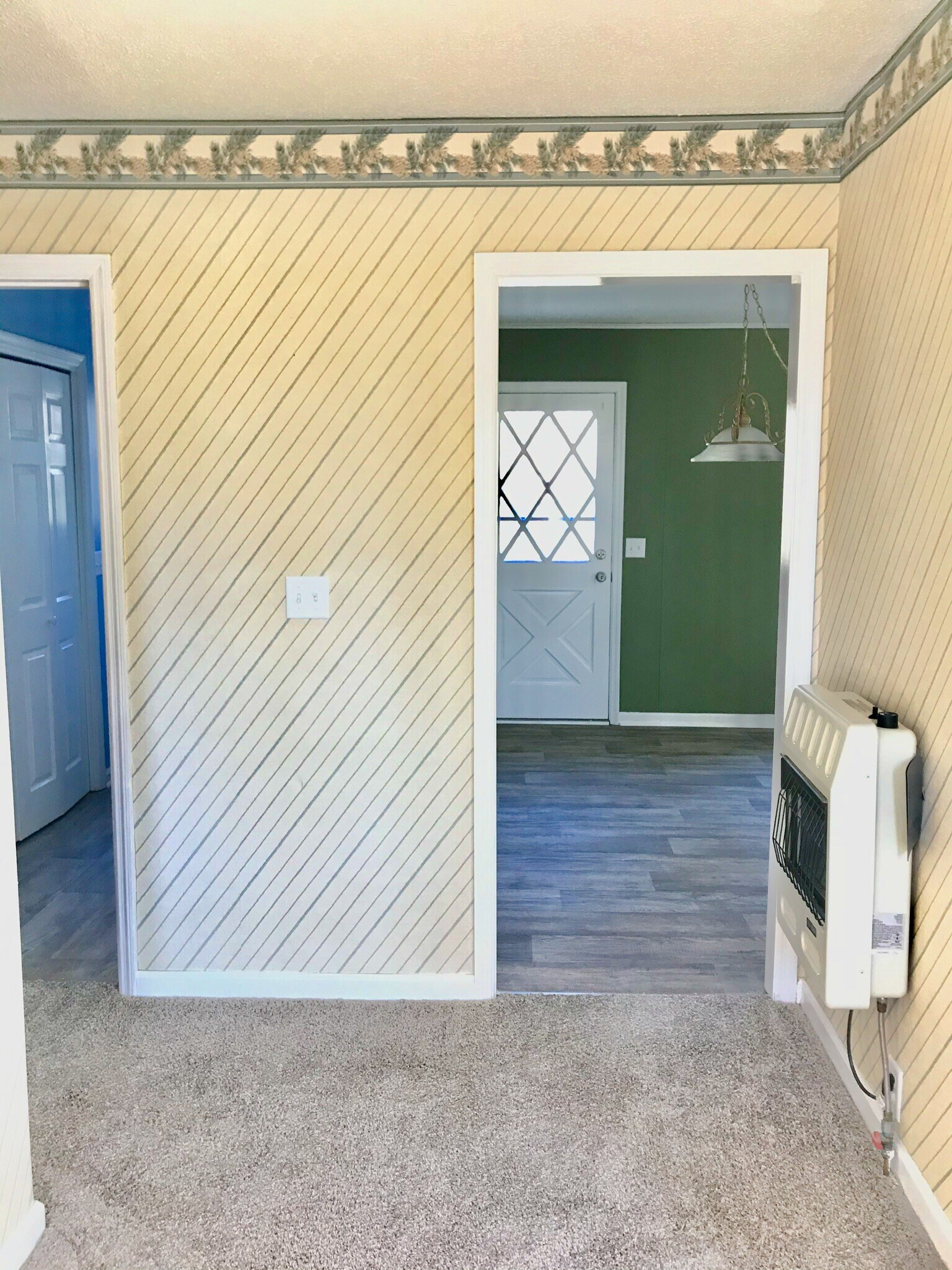 Front door Entry way (looking at kitchen and bathroom) - 9225 Amos Rd