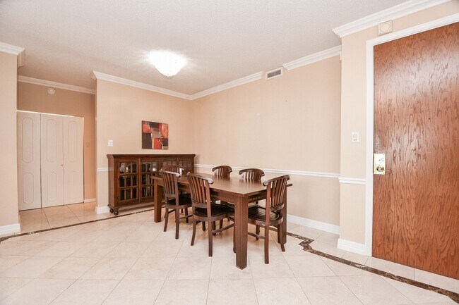 Building Photo - 5150 Hidalgo St