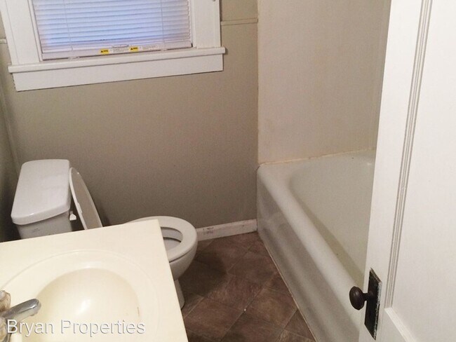 Building Photo - 2 br, 1 bath House - 540 E LOREN