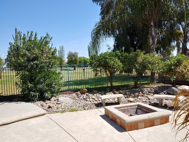 Building Photo - Four Bedroom at the Golf Course