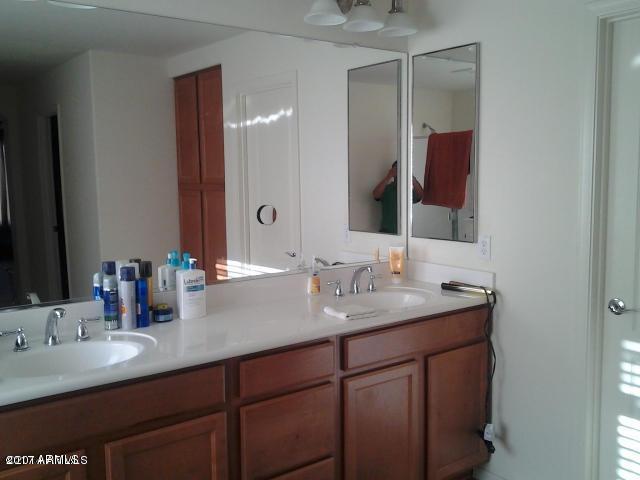 Building Photo - 9013 W Kirby Ave