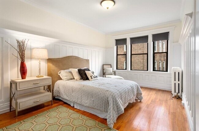 Building Photo - 382 Riverway St