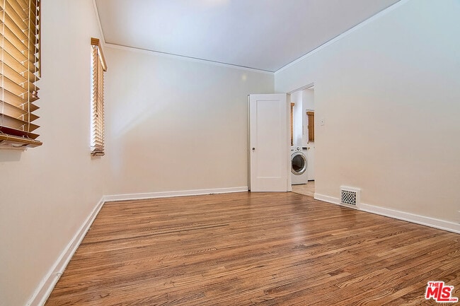 Building Photo - 1071 Cloverdale Ave