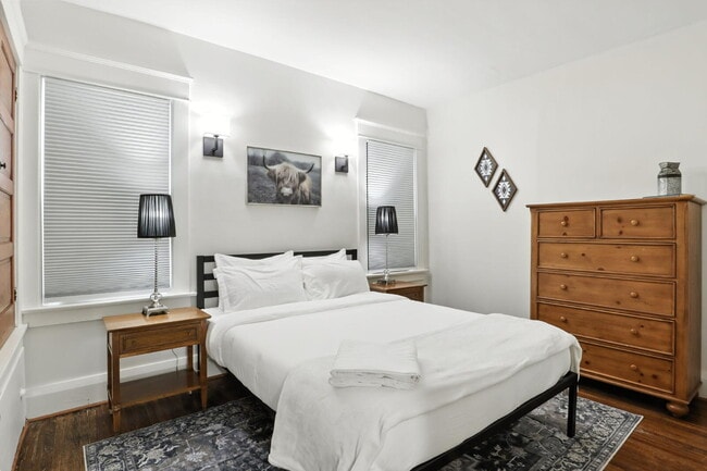 Building Photo - Fully Furnished 3-Bedroom Main-Floor Apartment in North Buffalo