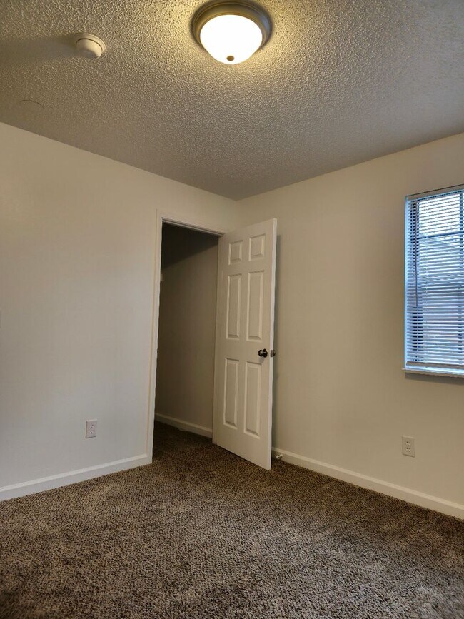 Building Photo - **December FREE at this reduced rental rate for a 6 month lease term!** Gorgeous 4 bed 2 bath uni...