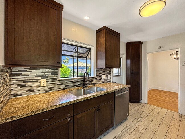 Building Photo - Beautiful 3BD/3BA House in Talmadge w/ ADU...