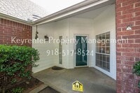 Building Photo - Charming 3 bedroom home with cozy fireplace and 2 car garage!! Price drop!