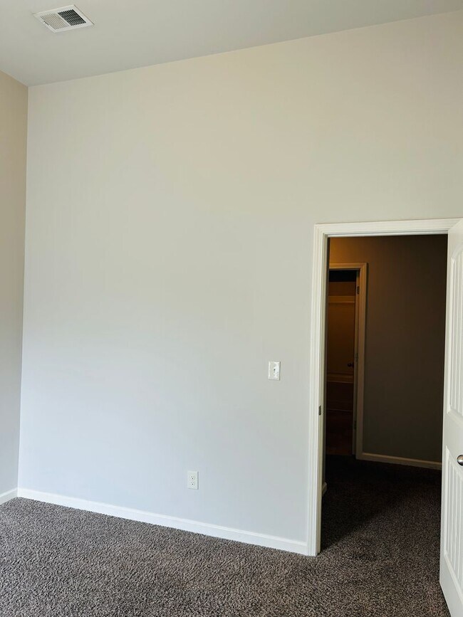 Building Photo - Beautiful 4 bedroom, 2.5 bathroom home In ...