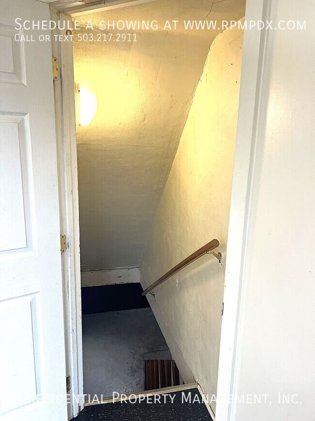 Building Photo - 214 NE Bryant St