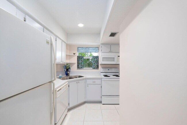 Building Photo - 18081 SE Country Club Dr