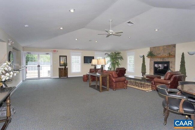 Building Photo - 1242 Villa Ln