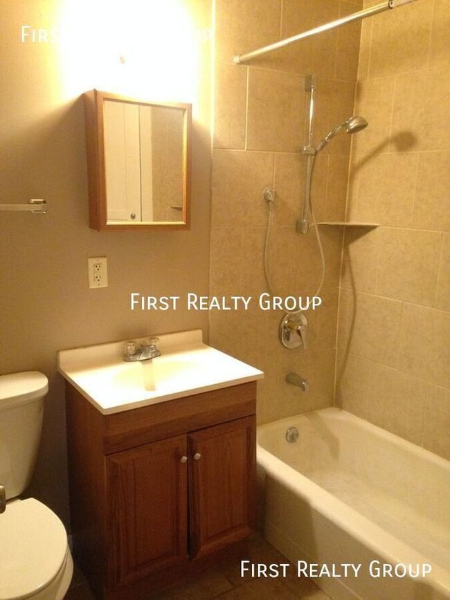 Building Photo - 1 Bedroom Downstairs Apartment for Rent in...